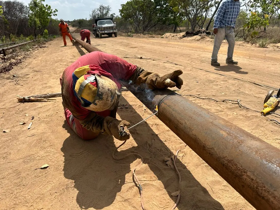 Operador con camión HIAB en faena