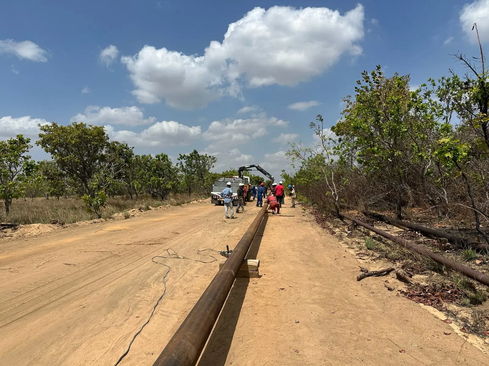 Tendido de tubería a lo largo de vía de acceso